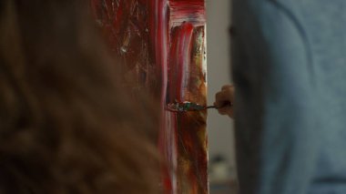 Yetenekli aile evin içinde çizim yapıyor. Atölyede resim üzerinde çalışan yaratıcı kız.