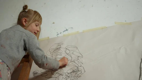 Jeune peintre féminine à l'intérieur. Fille restant sur l'échelle dans le studio d'art. — Photo