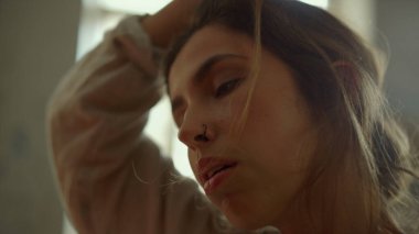 Yaratıcı kadın içeride şaheser yaratıyor. Yorgun ressam alnını siliyor.