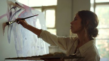 İçeride sanat eseri yapan yaratıcı bir kadın. Sanat stüdyosunda yetenekli bir ressam..