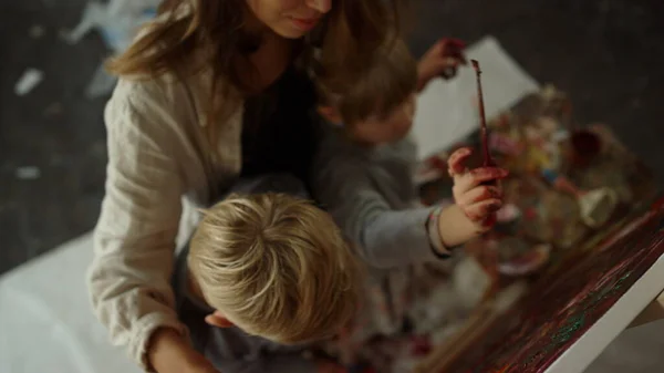 Опытные люди рисуют в помещении. Семейная картина в художественной школе. — стоковое фото