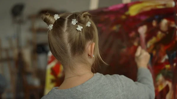 Ζωγράφος ζωγραφίζει σε εργαστήρι τέχνης. Γυναικεία παιδική ζωγραφική στο στούντιο τέχνης. — Φωτογραφία Αρχείου