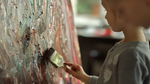 Des enfants concentrés qui étudient dans un studio d'art. Serious fille peinture à l'intérieur. — Photo