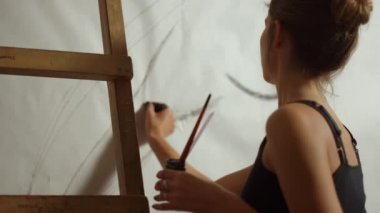 Sanat stüdyosunda çalışan yetenekli bir kadın. Sanat işyerinde kadın ressam çizimi.