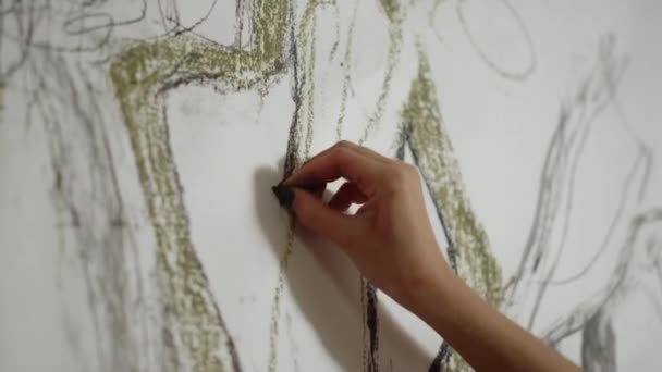Onbekende vrouwelijke schilder schilderen in werkplaats. Vrouw met de hand tekenen in kunst studio. — Stockvideo