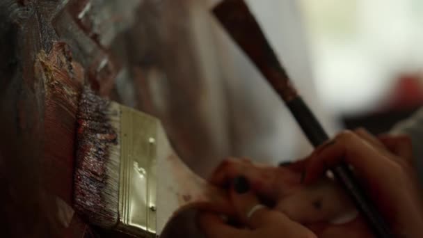 Nieznana malarka prowadząca dziecięcą dłoń na płótnie. Koncepcja edukacji artystycznej. — Wideo stockowe