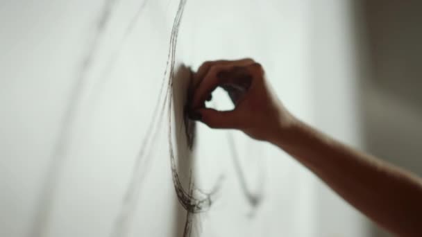 Mujer irreconocible creando obra maestra en interiores. Chica eclosión mano sobre lienzo. — Vídeos de Stock
