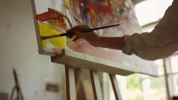 Femme inspirée faisant coup de pinceau sur toile. Talentueuse fille dessin à l'intérieur. — Video