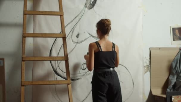 Mujer talentosa dibujando sobre lienzo. Pintura de pintor experto en interiores. — Vídeo de stock