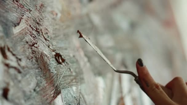 Άγνωστο κορίτσι δημιουργεί έργα τέχνης στο στούντιο τέχνης. Μαχαίρι παλέτας χειρός γυναίκας. — Αρχείο Βίντεο