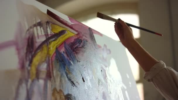Άγνωστη γυναίκα ζωγραφίζει σε στούντιο τέχνης. Ταλαντούχος ζωγράφος κρατώντας βούρτσα σε εσωτερικούς χώρους. — Αρχείο Βίντεο
