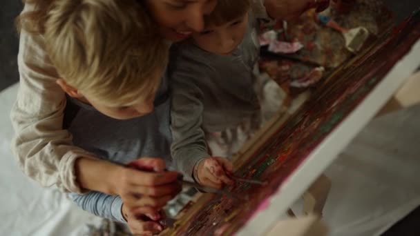 Happy family painting together indoors. Children creating artwork in school. — Stock Video