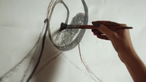 Femme peignant à la main à l'intérieur. Peintre femme travaillant au pinceau dans un atelier d'art. — Video