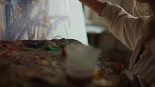 Wanita menggambar tangan di studio. Pelukis terilhami memegang kuas cat di dalam ruangan. — Stok Video