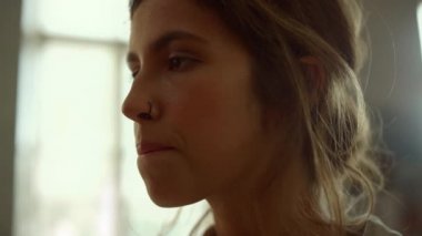 İçeride sanat eserleri yapan ilham verici bir kadın. Stüdyoda dudak ısıran yetenekli bir sanatçı..