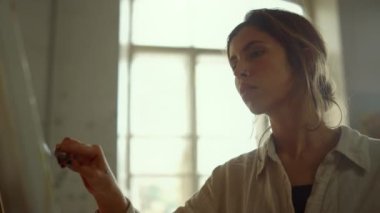 Stüdyoda sanat eseri yaratan yaratıcı kadın. İçeride çalışan ilham verici bir ressam..