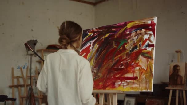 Kapalı alanda resim yapan kadın ressamın arka görüntüsü. Stüdyoda yaratıcı ressam çizimi. — Stok video