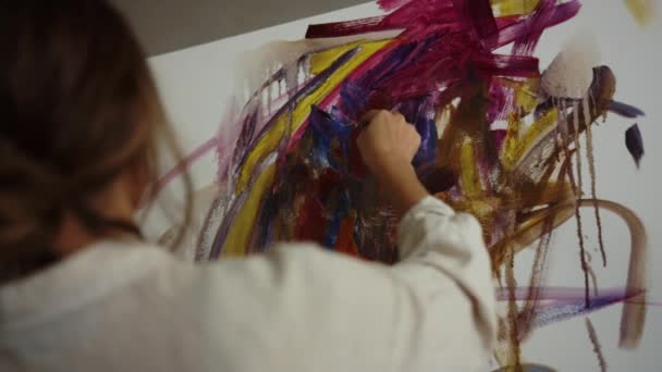 Inspirująca kobieta malująca w studio. Utalentowany malarz tworzący na płótnie wewnątrz. — Wideo stockowe