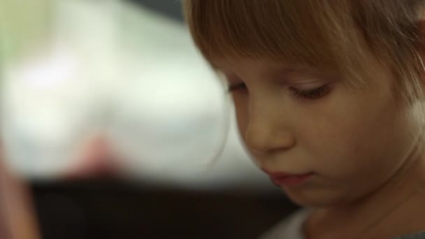 Ragazza di talento che passa del tempo alla scuola d'arte. Pittore donna che guarda giù in casa. — Video Stock