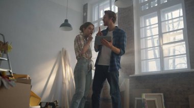 Mutlu çift tasarım projesini tartışıyor. Aile tablet içerisine yerleşim düzenliyor.