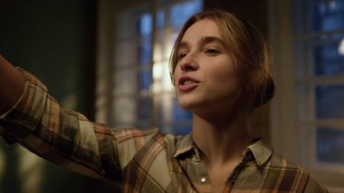 Yenilenmiş dairede tasarım fikri açıklayan kadın tasarımcı.