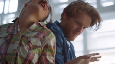 İçeride dans eden mutlu kadın ve erkek. Evde onarımdan sonra aile rahatlıyor..