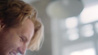 Neşeli adam içeride eğleniyor. Evdeki tadilat sırasında dans eden neşeli adam..