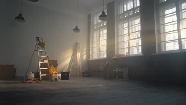 Huisreparatieconcept. Huis renovatie instrumenten in licht nieuw appartement. — Stockvideo