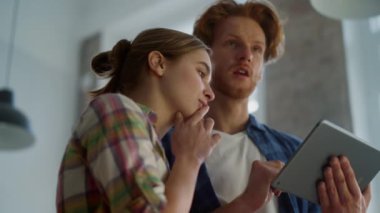 Evde tablet kullanmaktan ilham alan bir aile. Tablette çift tasarım konsepti.