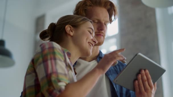 Familia feliz creación de diseño de la casa en la tableta. Pareja discutiendo la reparación del hogar. — Vídeo de stock