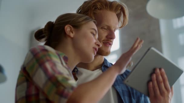 Pasangan tersenyum dengan tablet bergerak tangan selama renovasi rumah di dalam ruangan. — Stok Video