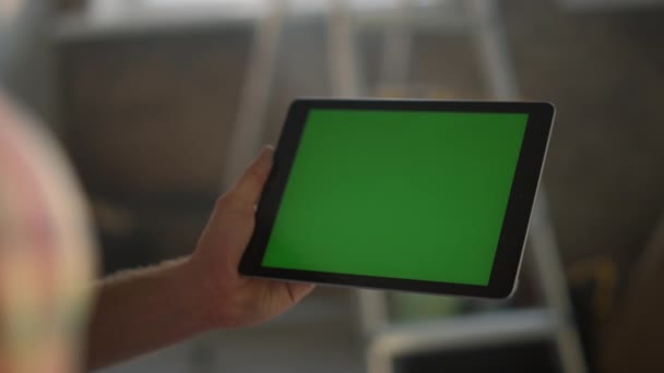 女人的手触摸绿色屏幕。在室内做平板电脑的不明女孩. — 图库视频影像