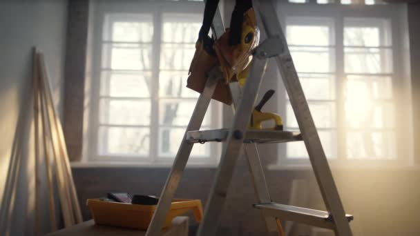 Ladder en bouwgereedschap in nieuw appartement. Doe het zelf renovatie concept. — Stockvideo