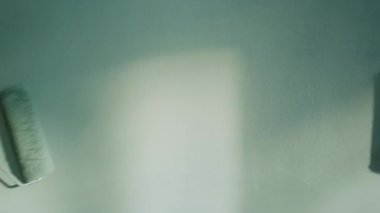 Bilinmeyen çift evde dekorasyon işi yapıyor. Duvarda tekerlek iten insanlar.