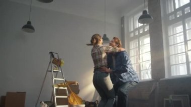 Neşeli aile içeride neşe içinde. Mutlu çift yeni evde eğleniyor..