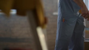 Bilinmeyen kadın ve erkek evde tamirat yapıyor. İçerideki çift hazırlık rengi.