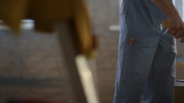 Mujer y hombre desconocidos haciendo reparaciones en el hogar en interiores. Pareja preparando el color interior. — Vídeos de Stock