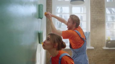 Pozitif bir çift, yeni evlerinde ev dekorasyonu yaparken eğleniyor..