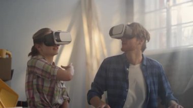 VR gözlüklü çift içeride el sıkışıyor. Ev yenileme konsepti.