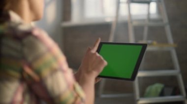 Yeni dairenin yenilenmesi için tablet kullanan tanınmayan kişiler.