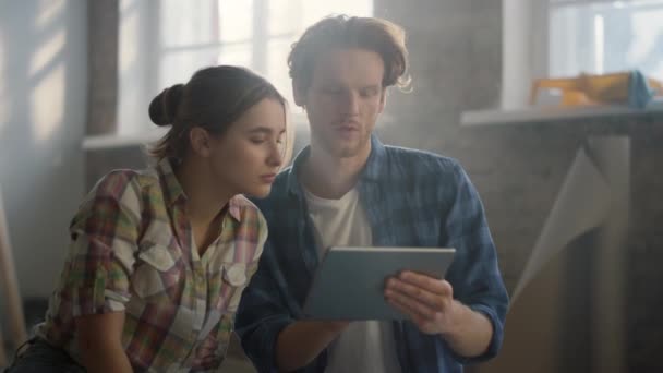 Šťastný pár diskutovat o designu nápady uvnitř. Žena ukazující na obrazovku tabletu. — Stock video