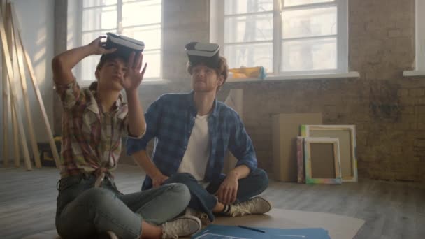 Famiglia felice utilizzando vr occhiali in casa. Realtà virtuale concetto di home design. — Video Stock