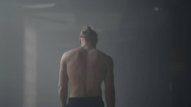 Sporcu antrenmandan sonra dinleniyor. Çatı katında yürüyen fitness adamı.