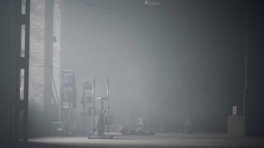 Spor malzemeleriyle birlikte spor salonunun içinde. Spor salonunda yürüyen atletik bir kadın