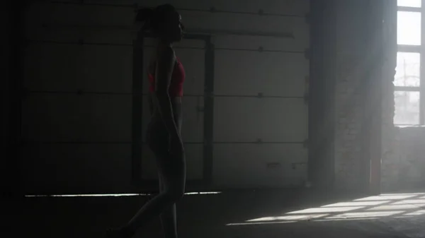 Muskularny atleta spacerujący w crossfit siłowni. Kobieta idzie do klubu sportowego na szkolenie — Zdjęcie stockowe