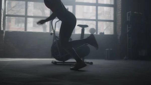 Sportowa kobieta zaczyna biegać na siłowni. Potężny biegacz biegający w klubie crossfit — Zdjęcie stockowe