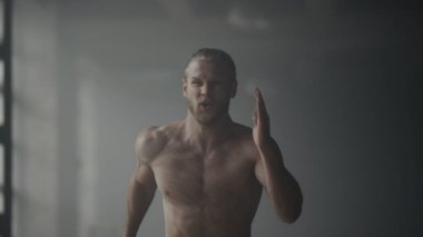 Beden dersinde çıplak koşan sporcu. Spor kulübünde hızlı koşan adam.