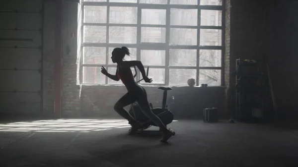 Sportowa kobieta stojąca na pozycji startowej na siłowni. Sportowiec biegający w budynku poddasza — Zdjęcie stockowe