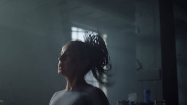 İp atlayan bir kadın. Yorgun sporcu kardiyo çalışmasını bitiriyor. 