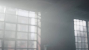 Modern spor salonunda atlayan aktif bir kız. Enerjik kadın zıplayarak çömeldi.